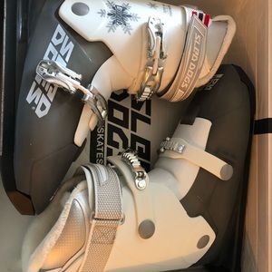 NEW - Sleddogs Lunde Womens Snowskates White Size 10